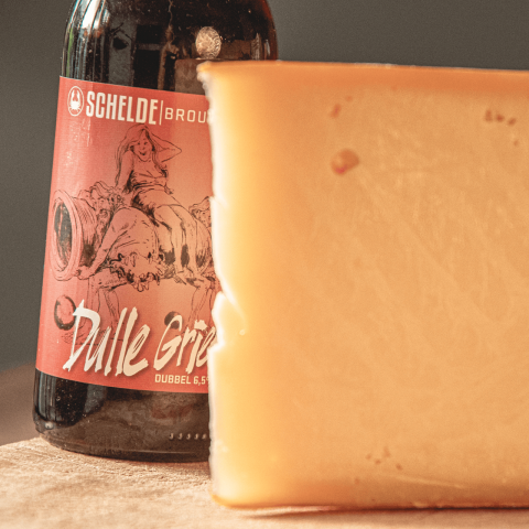 Dulle Griet flesje en bierkaas ervoor